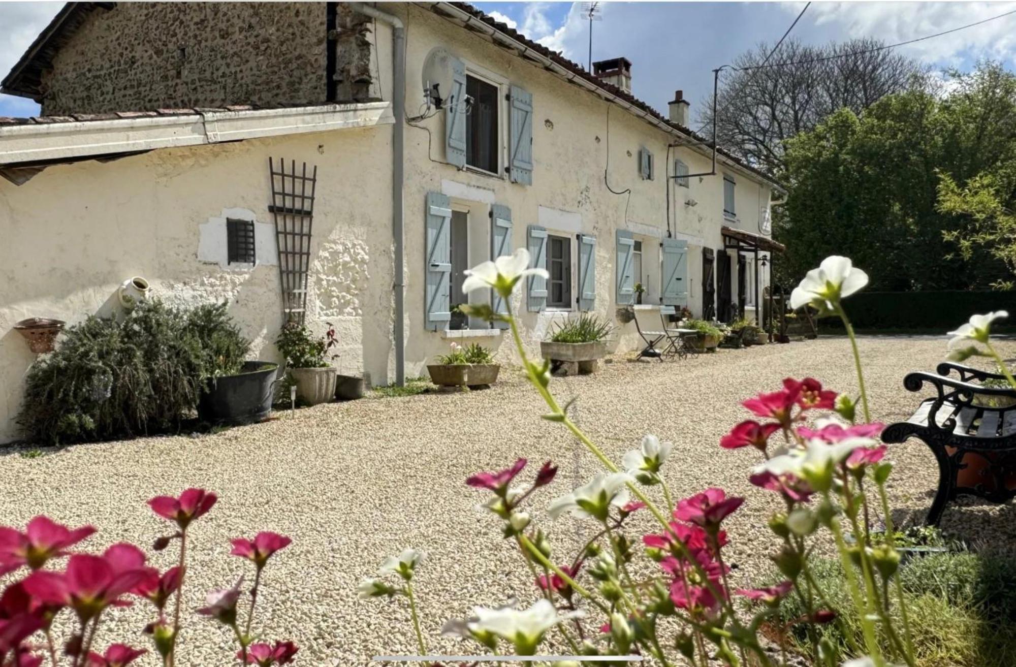 Le Jardin De Rose 24 Feuillebert Romagne 86700 Bed & Breakfast ภายนอก รูปภาพ